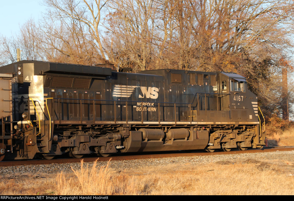NS 4167 pushing on train 744